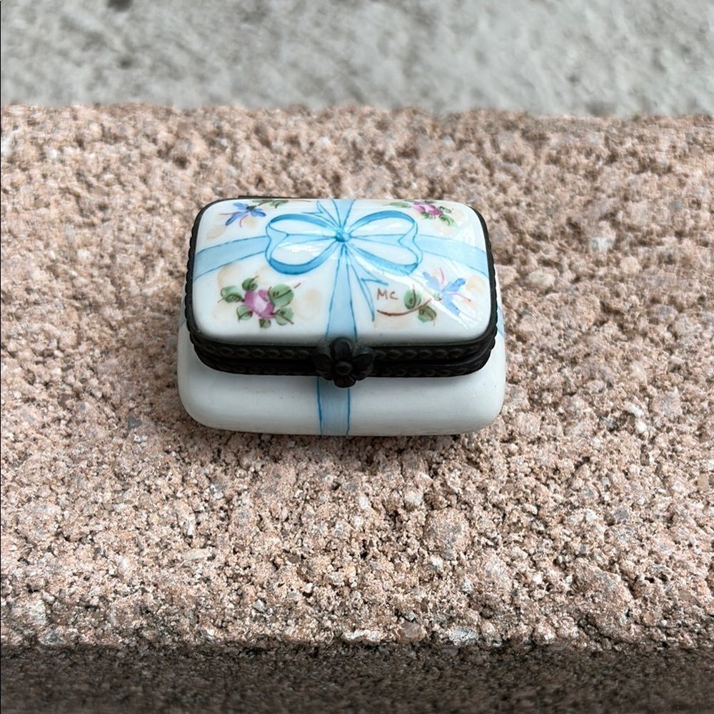 Limoges Floral n Ribbons Rochard trinket box